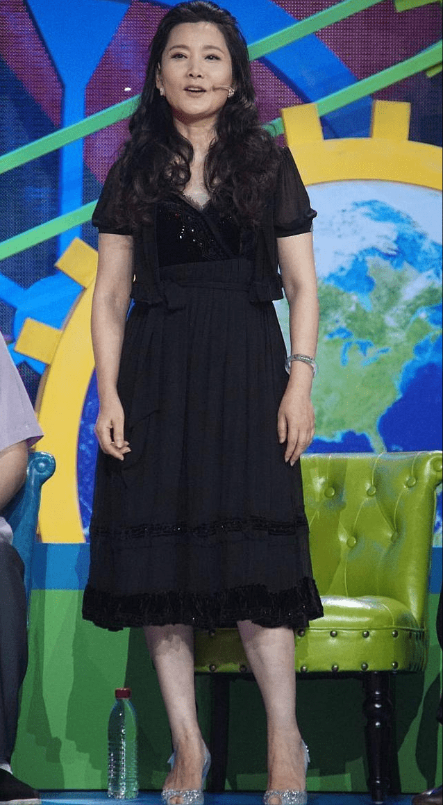 到达|连何赛飞也不真实，58岁的脸又白又没皱纹，但美颜了也难掩老态！