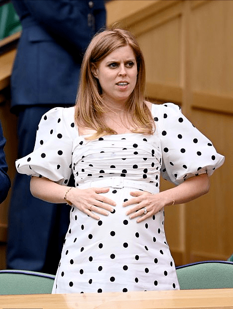 原创英国碧翠丝公主挺8个月大孕肚亮相泡泡袖波点裙可爱变美好多