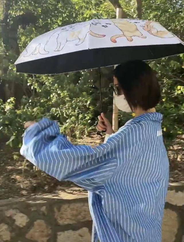 活动|唐艺昕晒日常，穿老公外套甜蜜撒糖，小腹凸起被猜怀上二胎