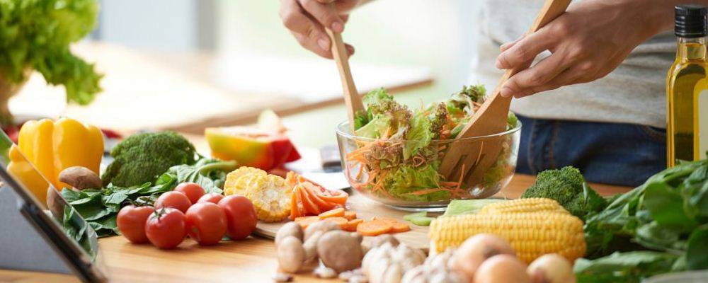 做法|秋季养生食谱之煎蛋白菜虾仁汤