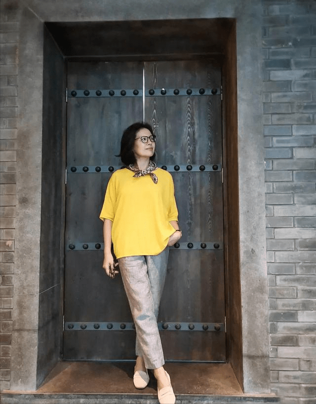身材|女人上了年纪要“本分”，别花花绿绿穿得太招摇，优雅简约才高级