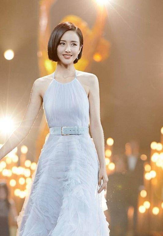 设计|这就是孙俪的颜值巅峰吧？穿肚兜裙拍广告，满脸的胶原蛋白真耐看