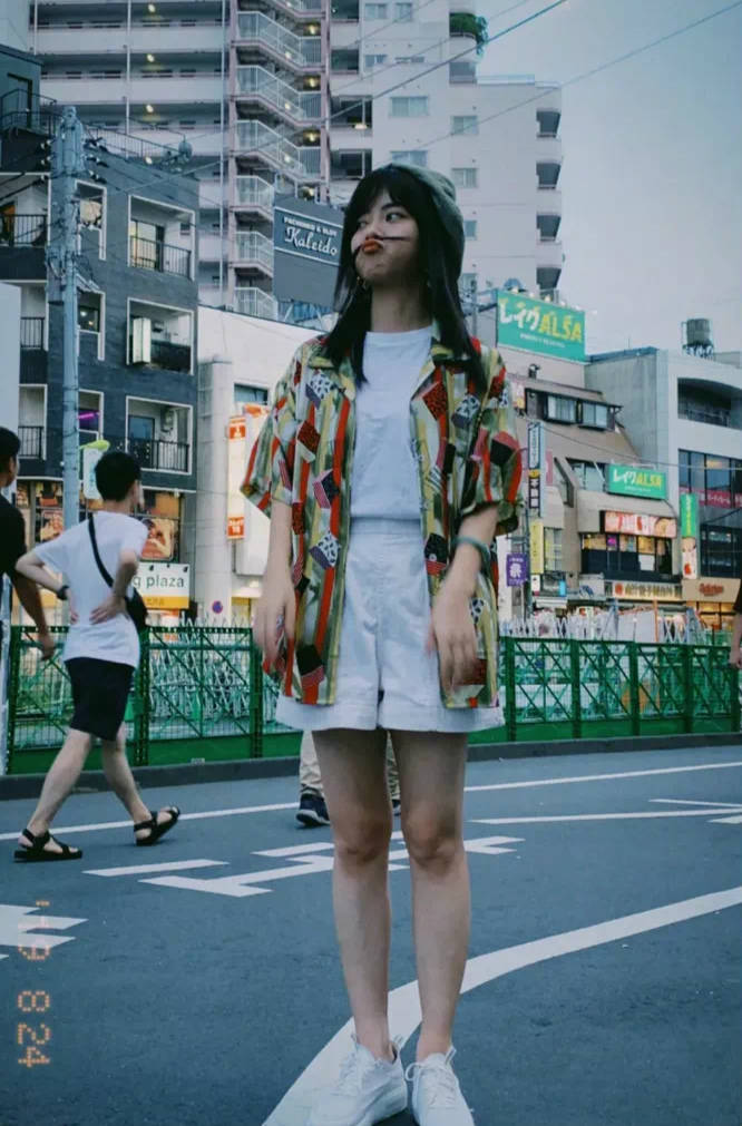 面料|花衬衫有多时髦？周雨彤在卫生间也能拍出时尚大片，复古氛围绝了