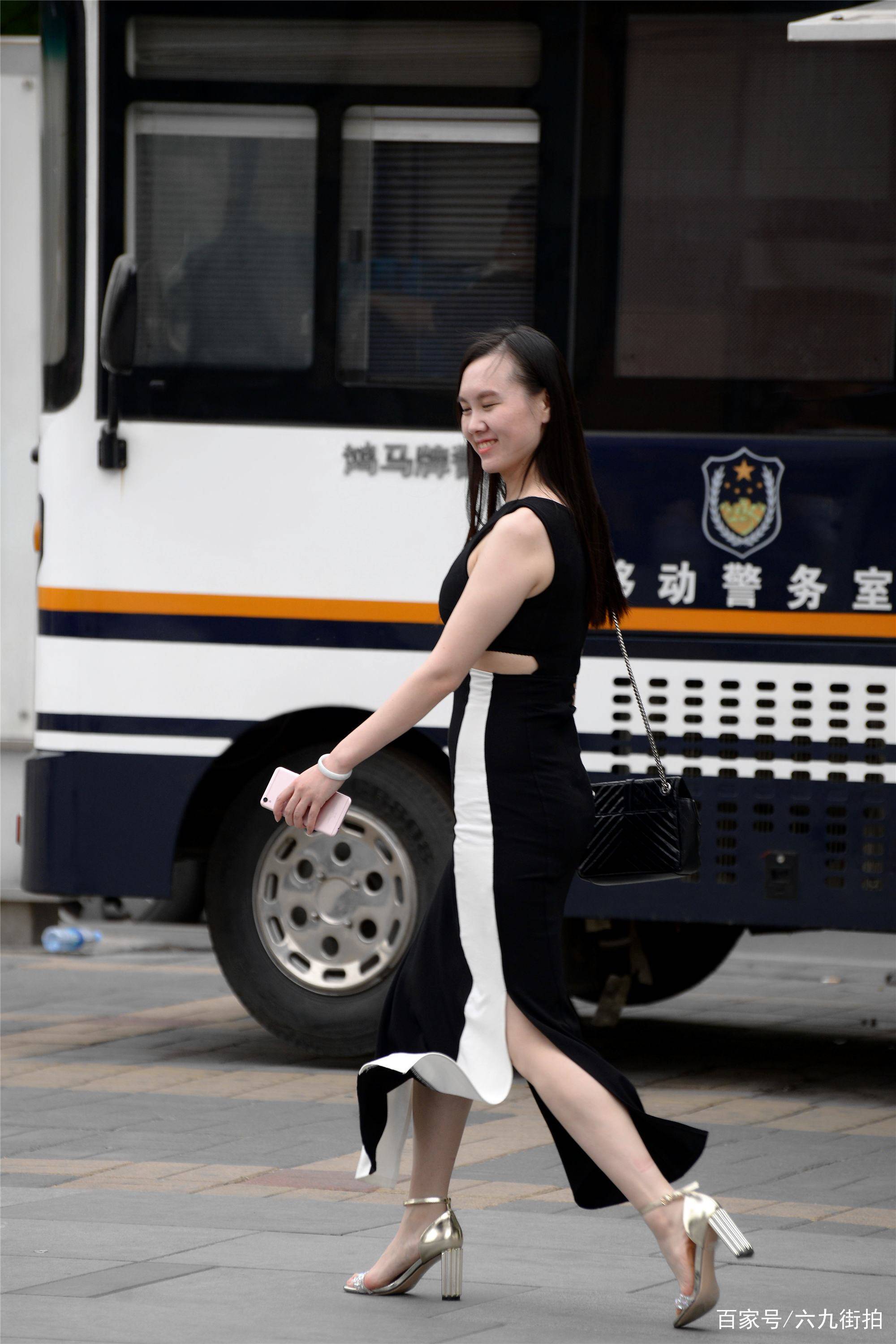 黑色|黑色连衣裙,侧面一条白色装饰,搭配出显身材的效果