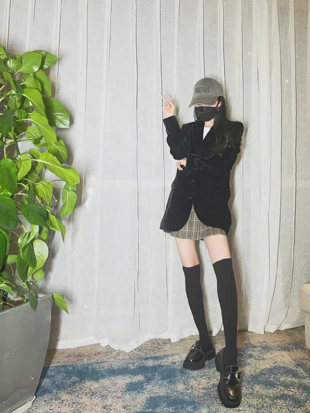 原创杨幂每天做300个腹卷真拼,穿西装筷子腿好抢镜,付出果然有回报