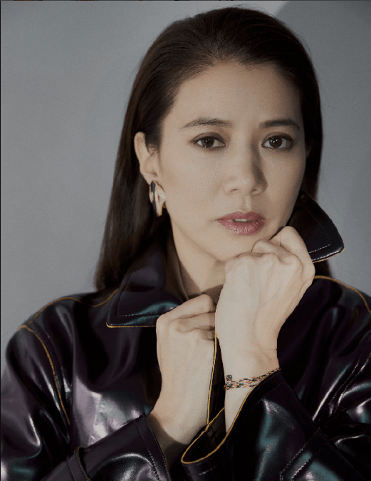 显得|袁咏仪这次美得高调，穿斜肩黑裙尽显妩媚优雅，换大背头更是出众