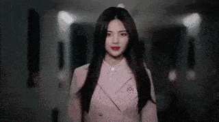 超越|杨超越终于开窍了，穿粉色碎花裙甜成“小公主”，搭对衣服美多了