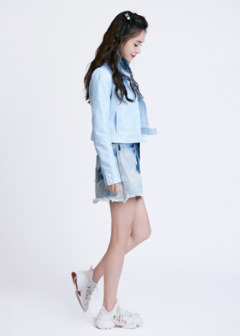 黑色|Angelababy又美出圈，红白条纹上衣配印花短裤清爽舒适，高级洋气