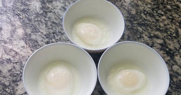 碗底|天气炎热,试试这道水煮荷包蛋,不用油也能做,好吃好看又清淡