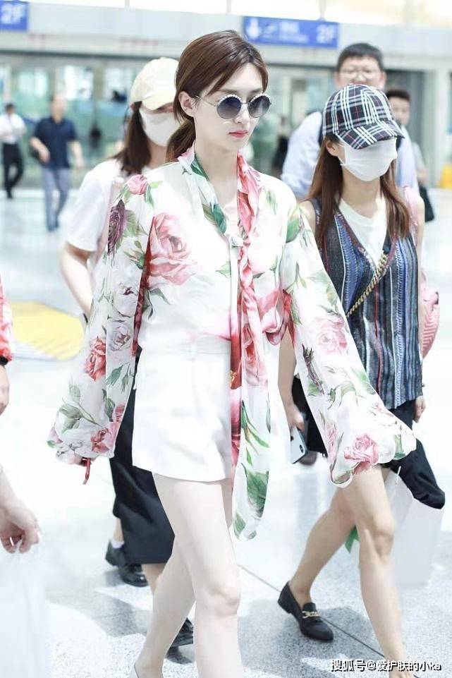 江疏影|江疏影不愧生图女神,路人镜头也好纤挑迷人,让人忍不住多看两眼