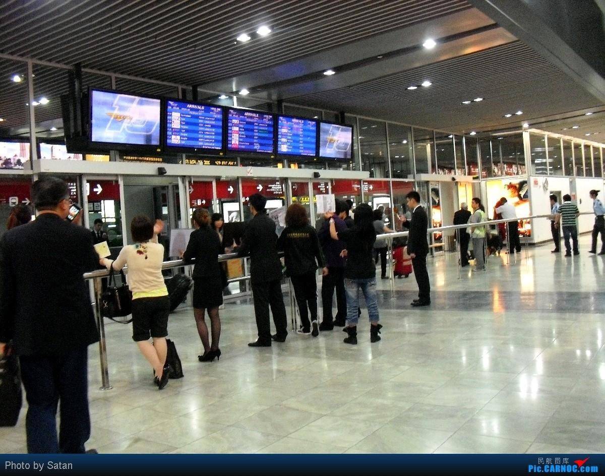 机场工作人员欢迎乘客-蓝牛仔影像-中国原创广告影像素材