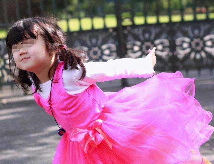 漂亮|女儿穿纱裙上幼儿园，宝妈感到自豪，幼师：少让孩子穿裙子上学