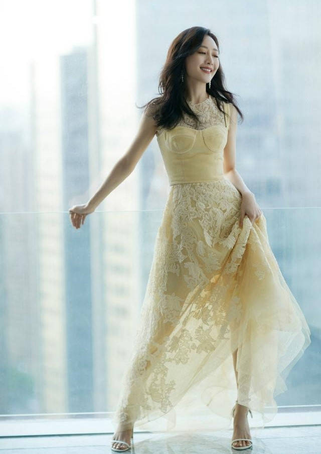 视觉|宋妍霏也太敢穿了，和妈妈录节目还敢“内衣外穿”，身材真让人酸