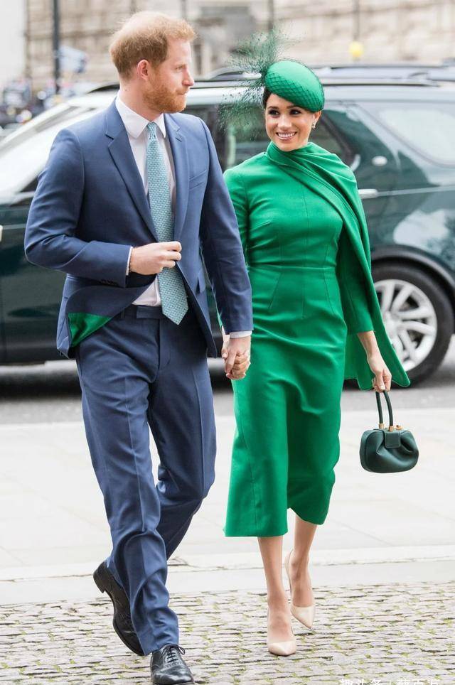 黑色|过臀宽松毛衣考验人,一不小心穿成侏儒,朱莉依然穿出女神风