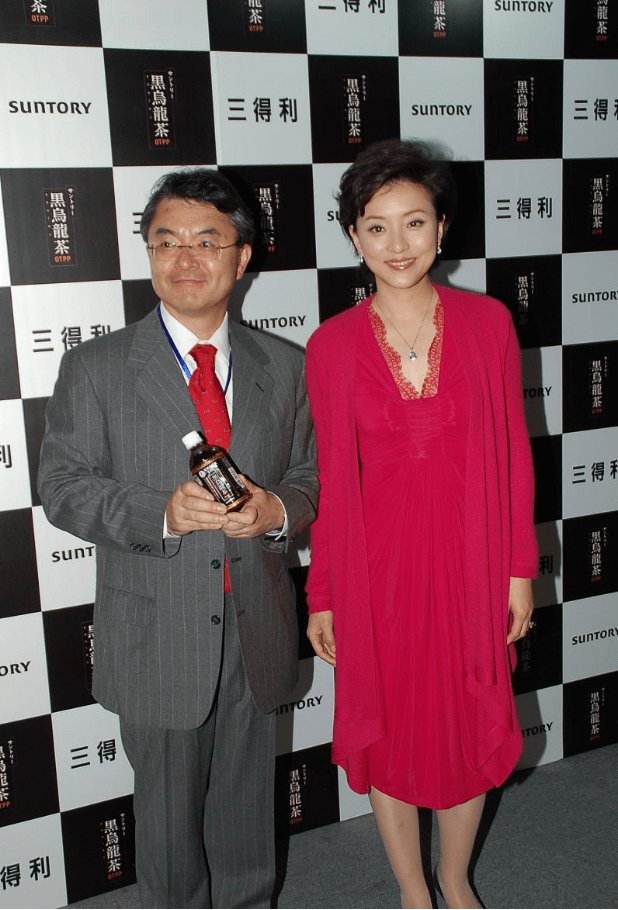 身材|杨澜气质高级文雅,穿玫粉色长裙也照样显老,还好身材有看头