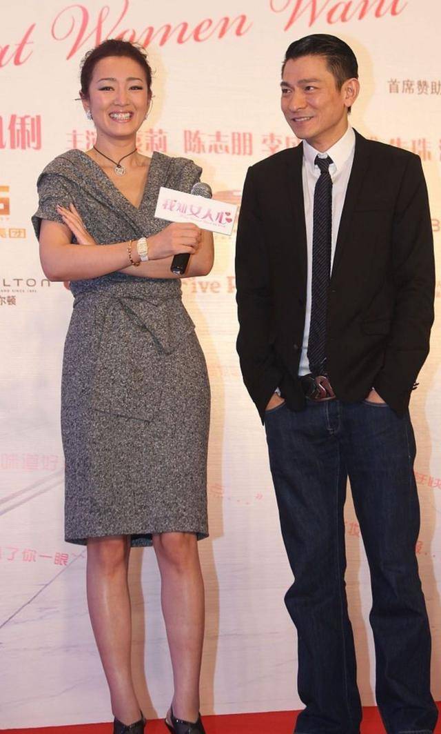 设计|55岁巩俐身材丰满有肉，穿束腰裙参加活动，气质状态不减当年