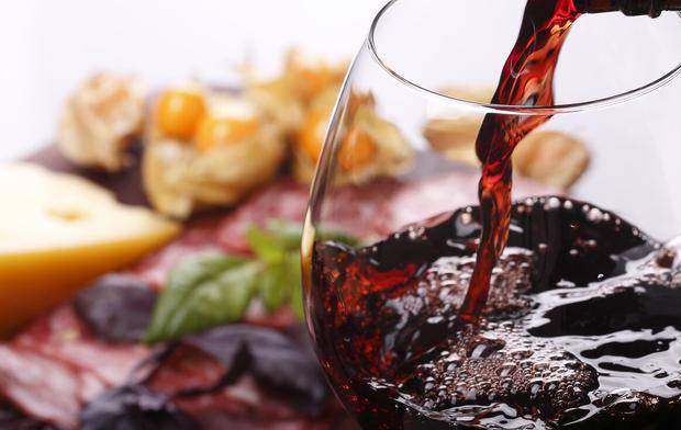 宴席|葡萄酒保质期有10年，到期后还能喝吗？看完这2个原因你就懂了