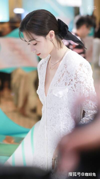 身材苗条|万茜的时尚感无敌了,图二我心动了,图三高级感就扑面而来!