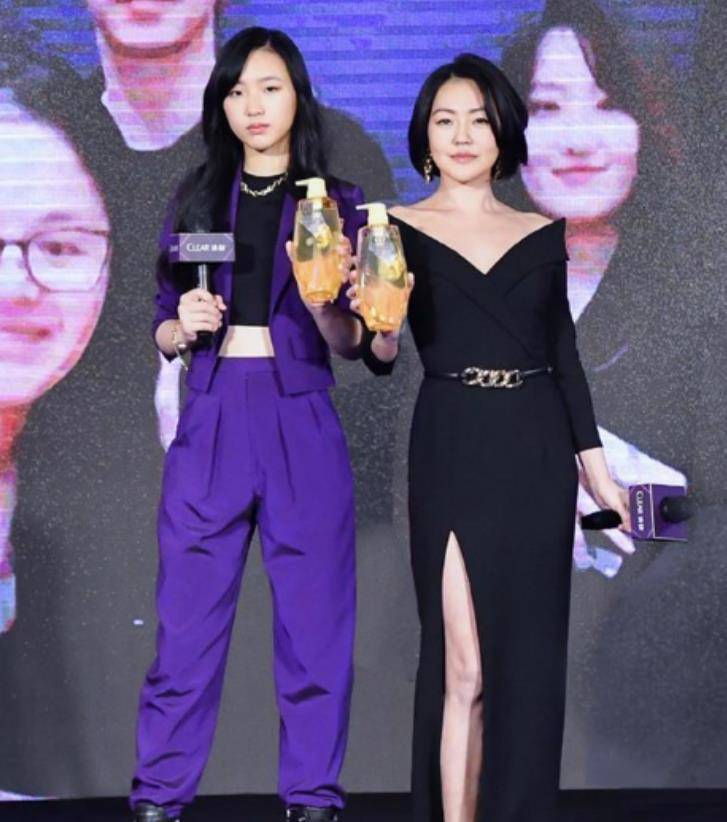 腰肢|小S带女儿出席活动，身穿露肩裙身材妩媚，但不及女儿高级飒爽