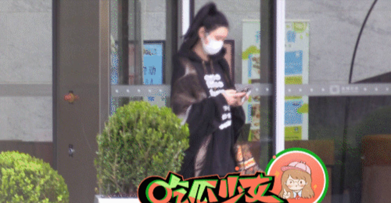 何猷君|好事将近？奚梦瑶全身宽松黑衣出门，脚踩平底鞋肚子隆起明显！
