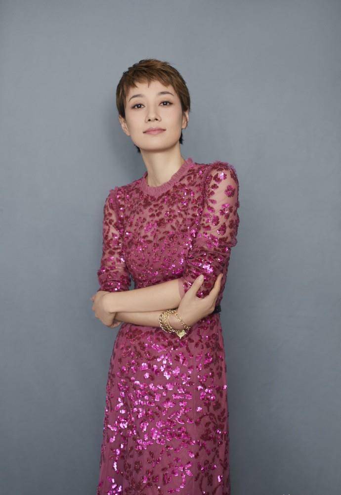 纸片|马伊琍离婚后更高调!穿玫红色亮片裙薄如纸片,瘦到认不出