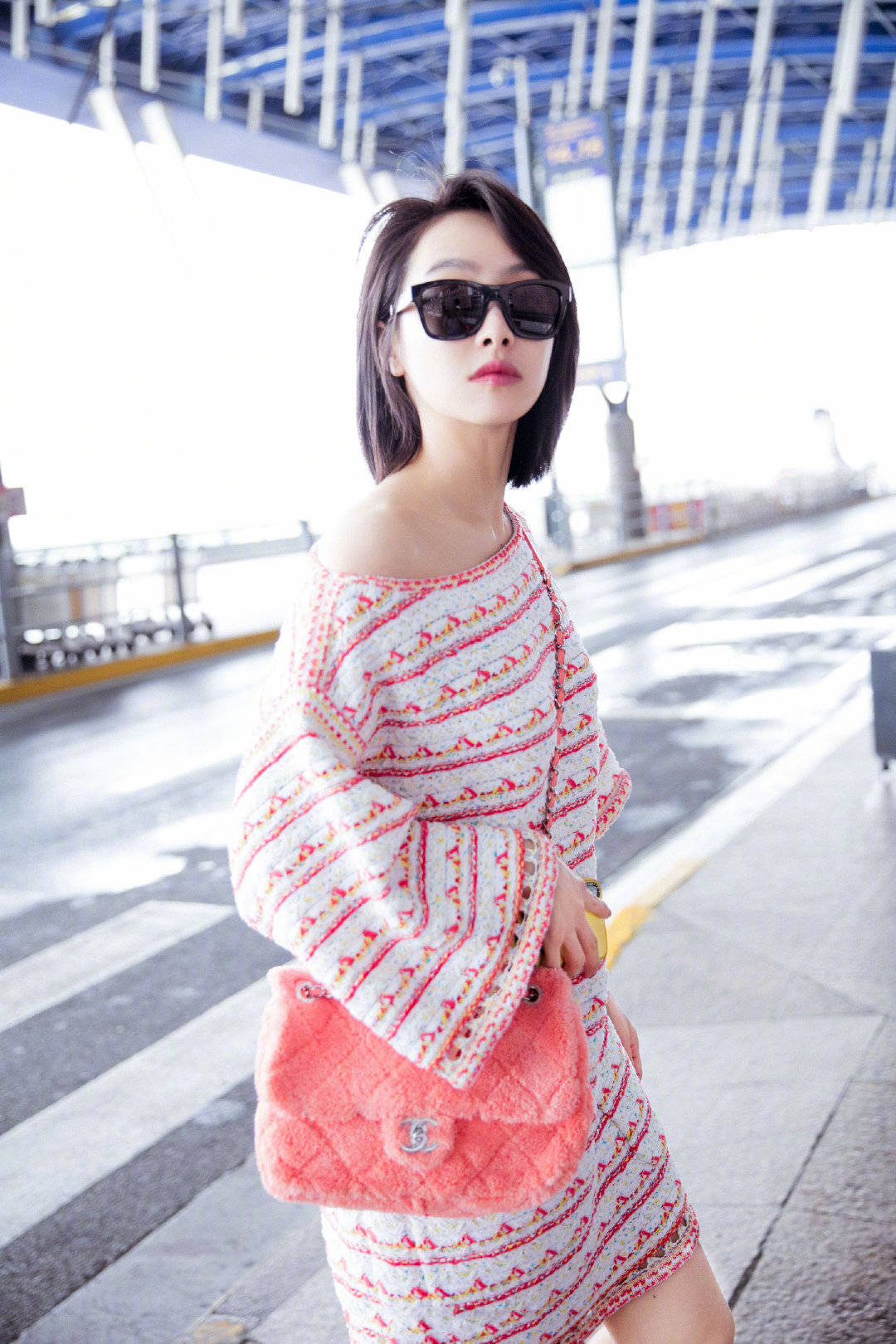 连衣裙|宋茜穿4万块连衣裙走机场!配贵价毛绒包惹人关注 看出高级感了吗