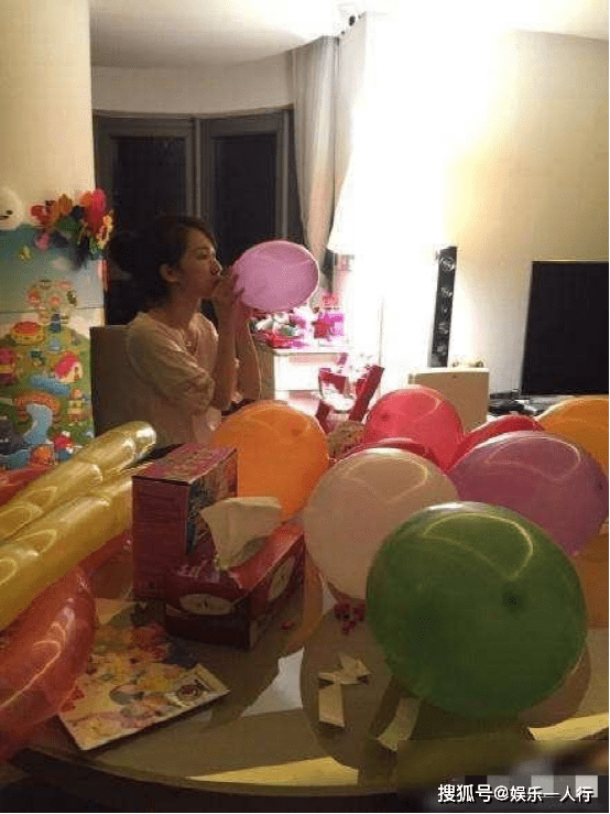 原创带你看看李念住的豪宅,家里布置了超多气球,居住环境还是很用心的