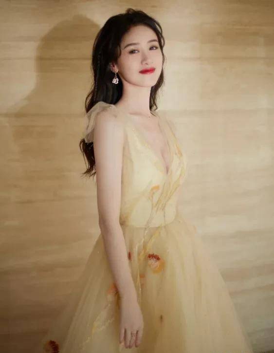 袁冰妍|星动之夜，关晓彤总算穿对，王一博蕾丝辣眼，赵丽颖艳压全场