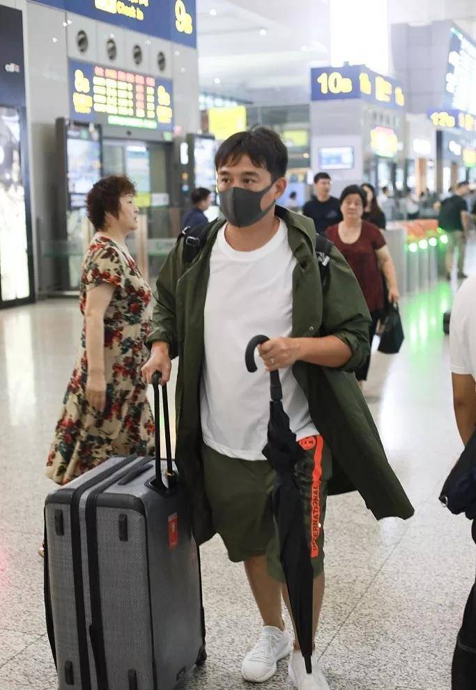 身材|黄磊孙莉穿情侣装坐高铁，13岁多多露脐装太时尚，身材比例更惊艳