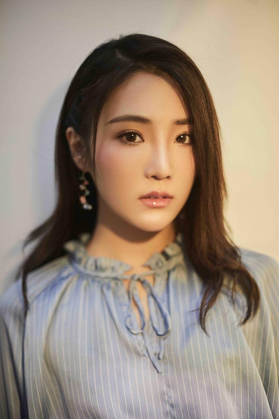上衣|张凯丽女儿张可盈近照曝光五官精致 娃娃衫搭A字裙造型清爽