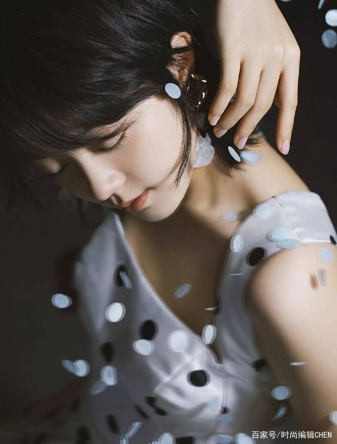 林妙妙|新晋“国民闺女”赵今麦不得了！穿吊带波点长裙太气质，哪像16岁