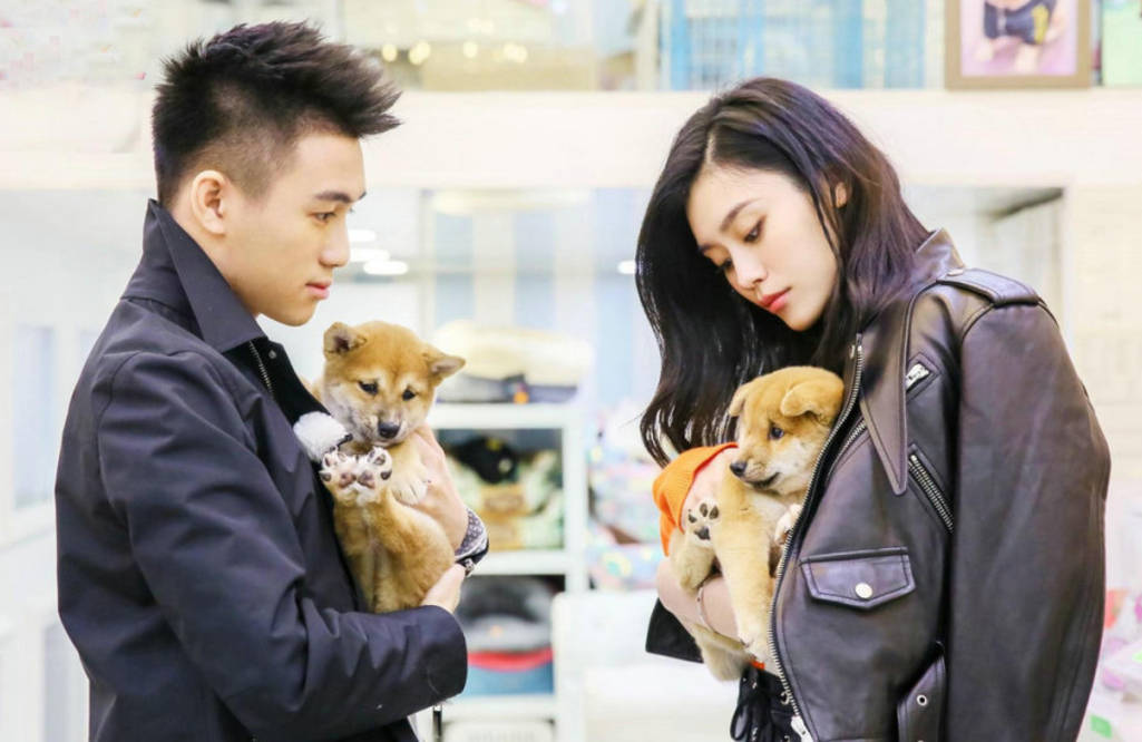 何猷君|好事将近？奚梦瑶全身宽松黑衣出门，脚踩平底鞋肚子隆起明显！