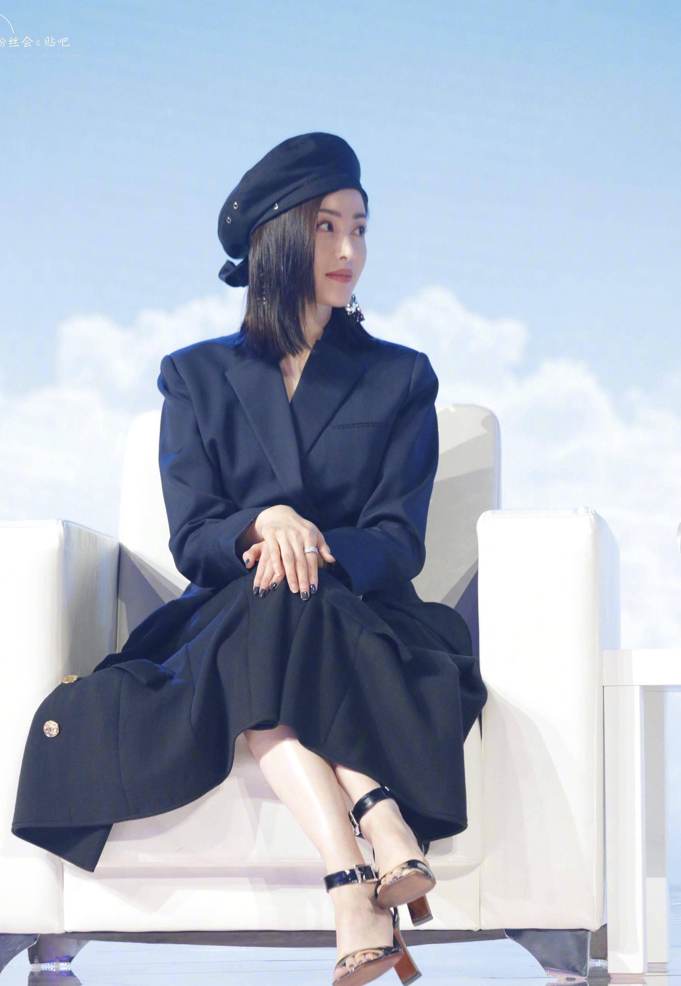 张天|张天爱这身材确实好,黑色t恤配白色包臀裙侧面看s形,真是羡慕