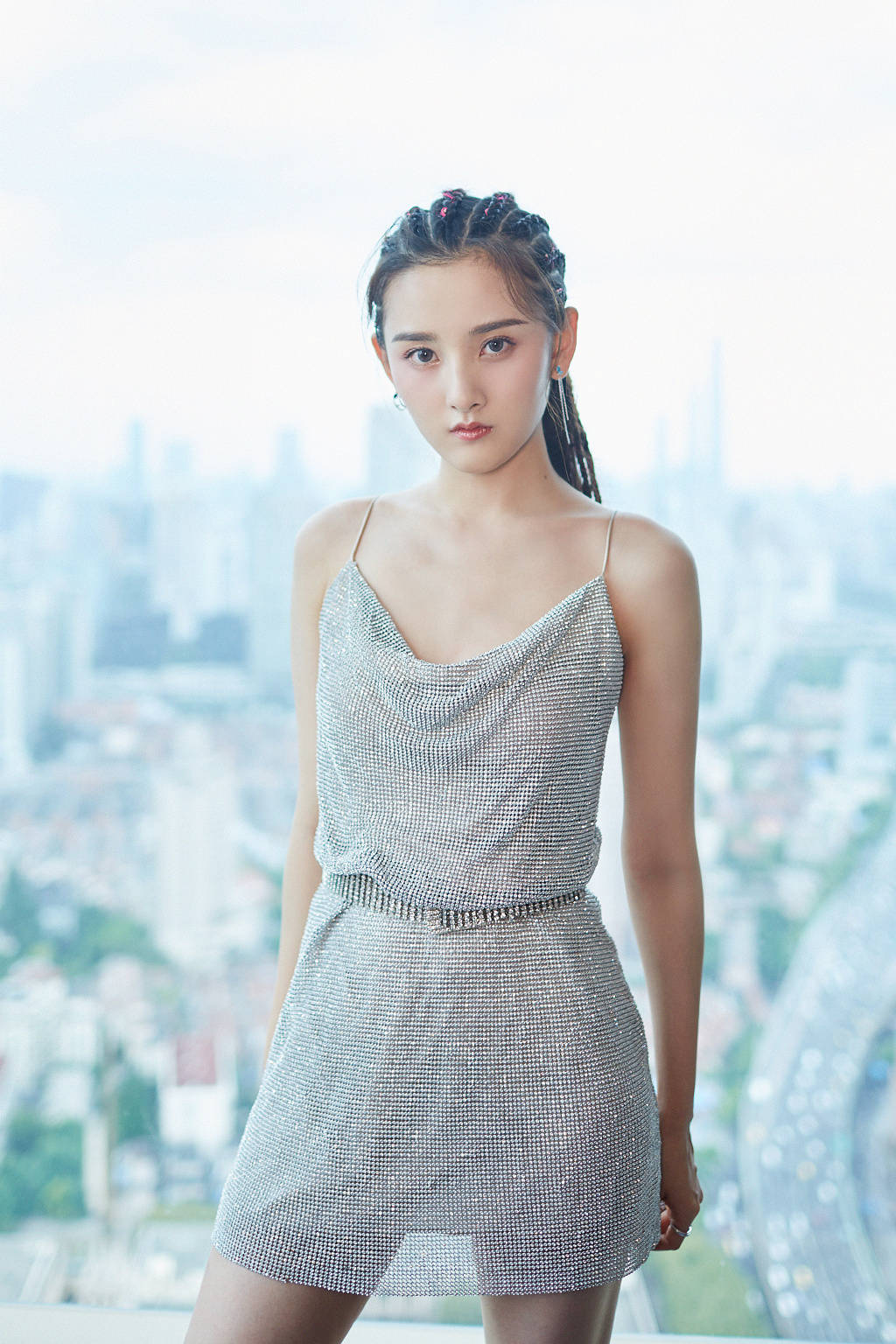 黑色|帅气少女宋祖儿，衬衫西装和小黑裙，个性时尚搭配的实力典范