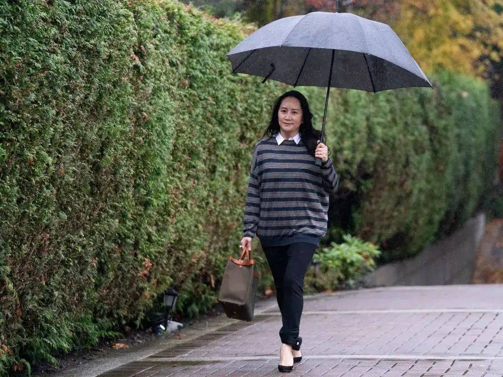 颜色|孟晚舟穿白裙气质是好，但生图脸发黄出油明显老了，有中年老感！