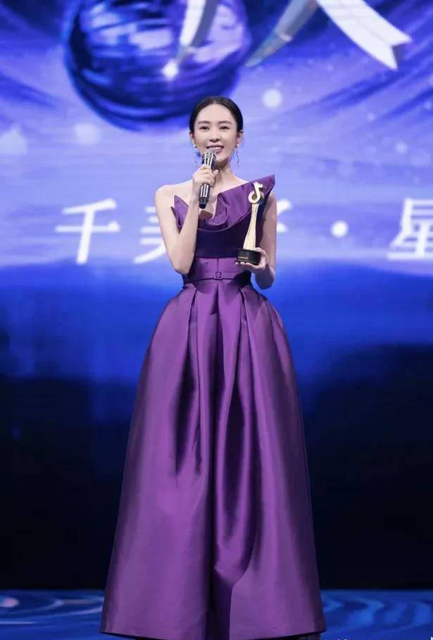 袁冰妍|星动之夜,关晓彤总算穿对,王一博蕾丝辣眼,赵丽颖艳压全场