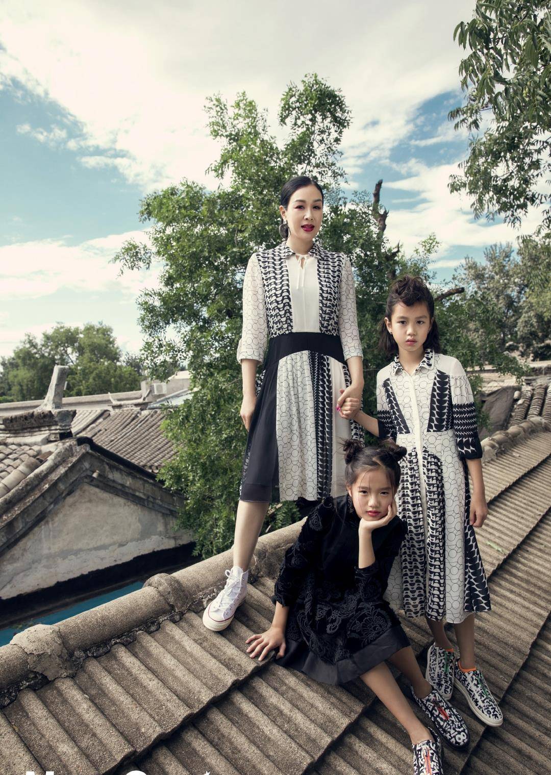 图案|钟丽缇一家四口穿亲子装拍大片，考拉甜美像妈，二女儿超模脸出众