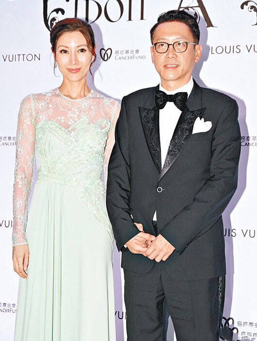 身材|李嘉欣会打扮,阿姨辈穿蕾丝裙像小姑娘,难怪许晋亨走红毯也带她