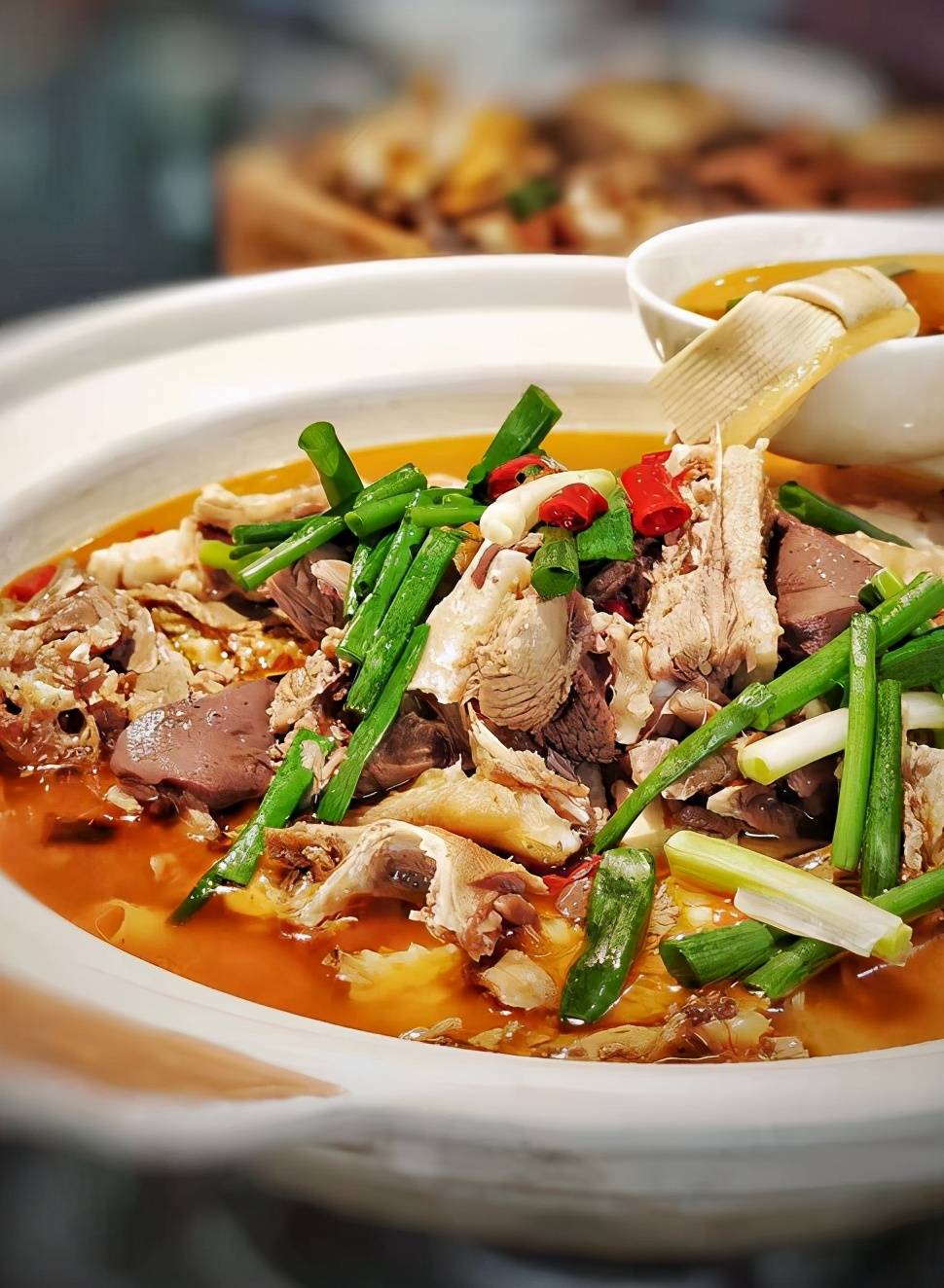 地理环境优越,气候适宜,物产丰富,造就了独具特色的信阳菜