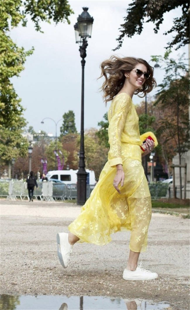 小白|夏季想让心情随风飘扬,连衣裙配小白鞋,时尚舒适又高级