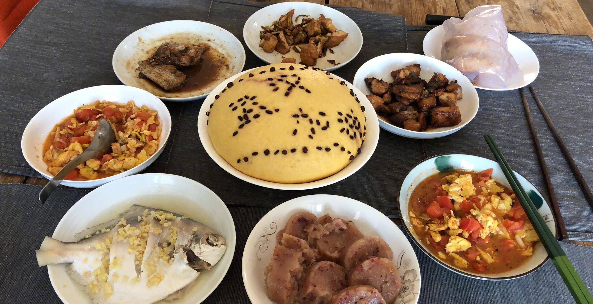 黑色|周冬雨生日晒“特别”蛋糕,别看她平时穿得时髦,吃的却很接地气