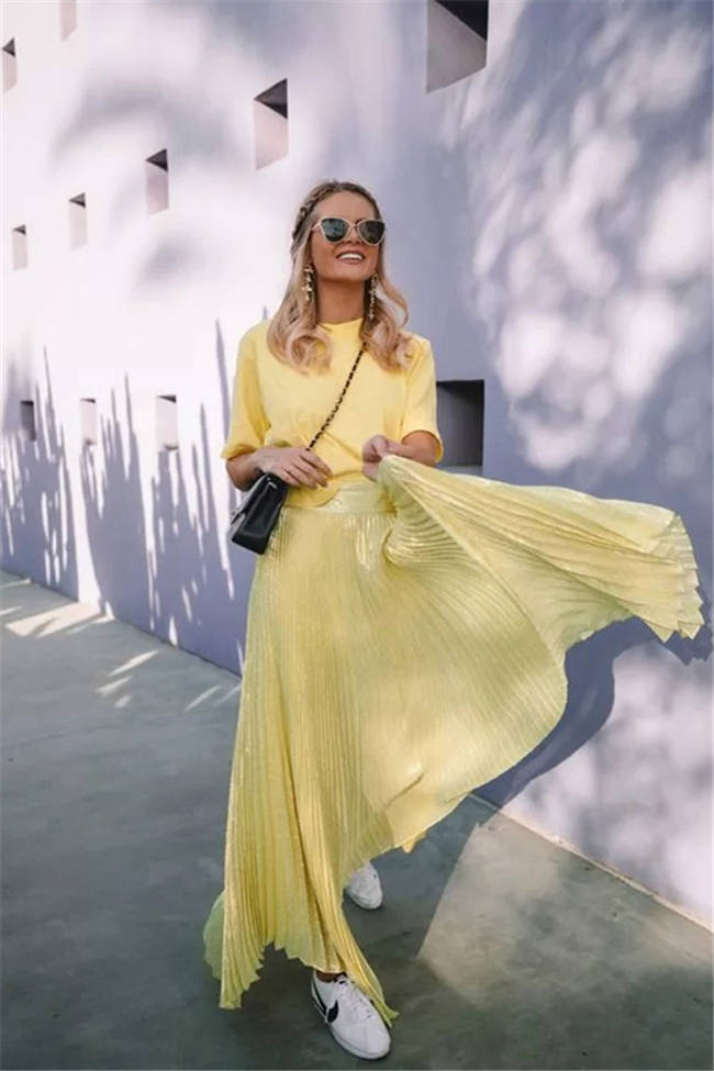 小白|夏季想让心情随风飘扬,连衣裙配小白鞋,时尚舒适又高级