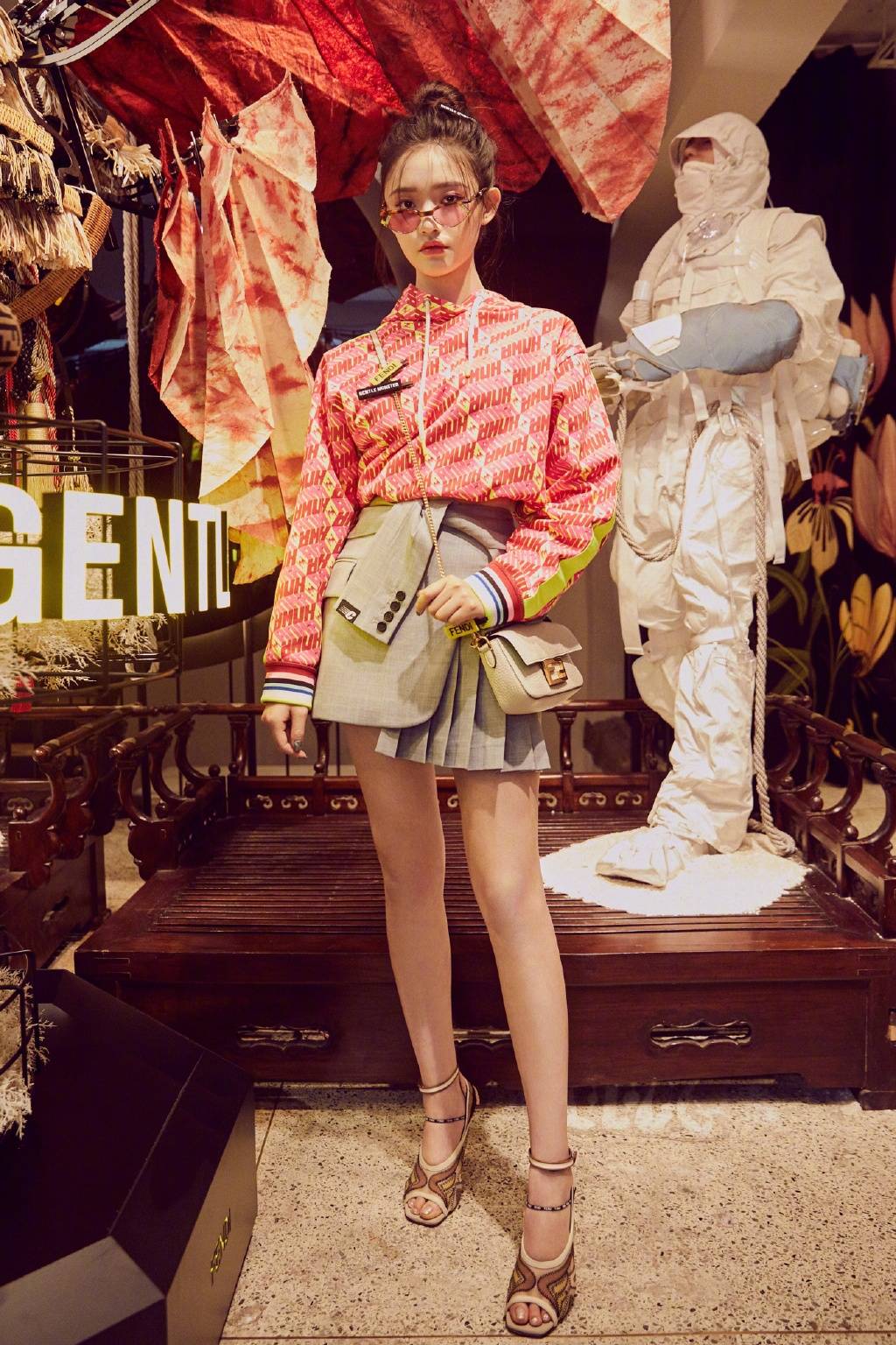 荧光|元气小花林允，荧光色运动上衣搭配学生裙，混搭出自己的时尚风格