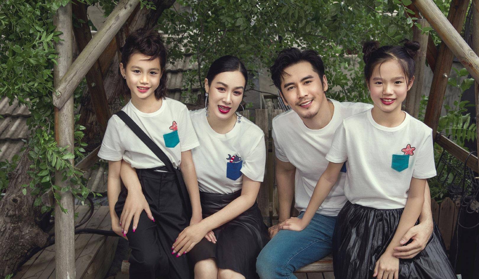 图案|钟丽缇一家四口穿亲子装拍大片，考拉甜美像妈，二女儿超模脸出众