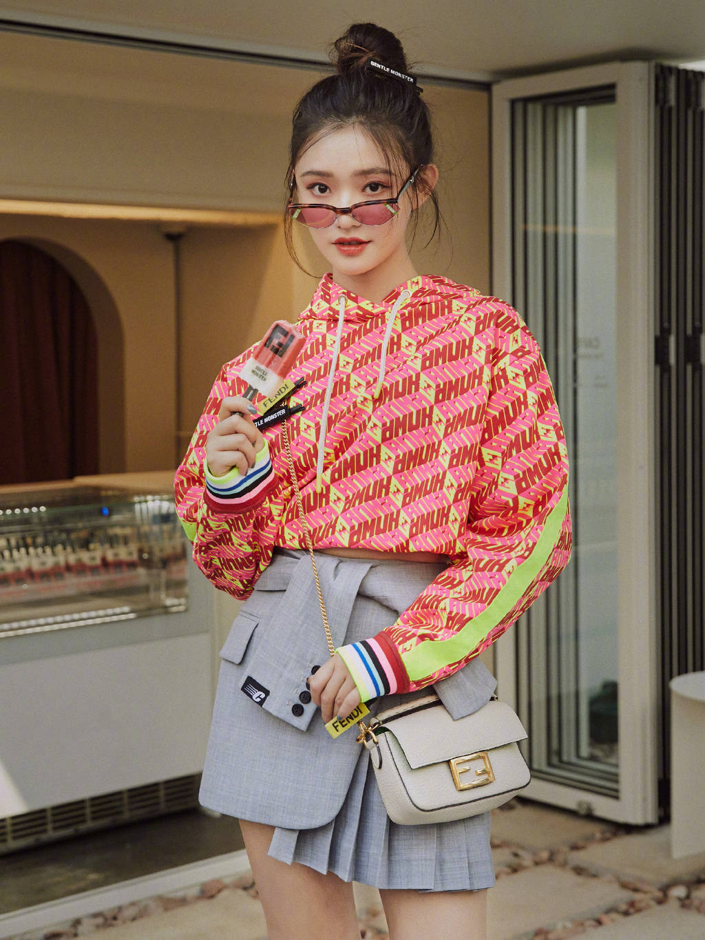 荧光|元气小花林允，荧光色运动上衣搭配学生裙，混搭出自己的时尚风格