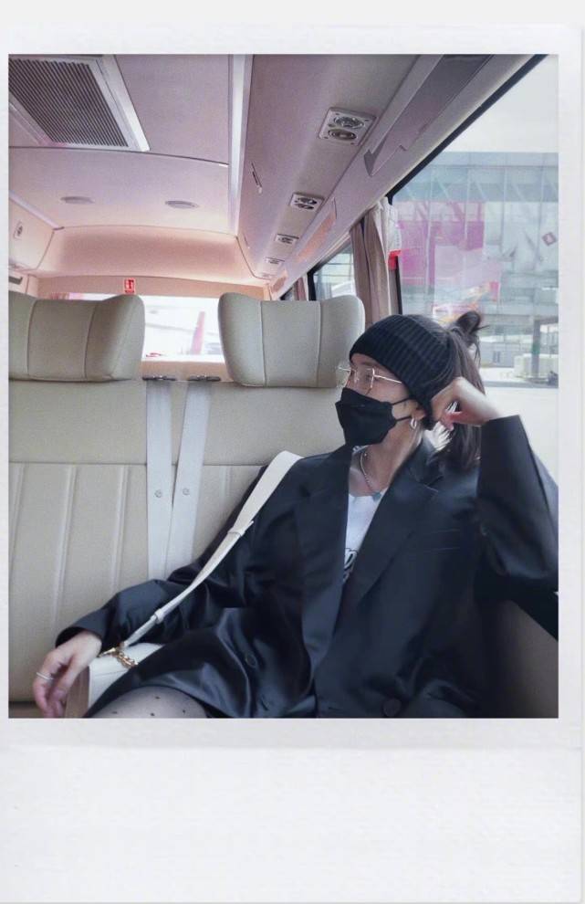 细节|杨幂对自己女团风造型太满意！筷子腿穿黑丝，整身造型时尚爆棚