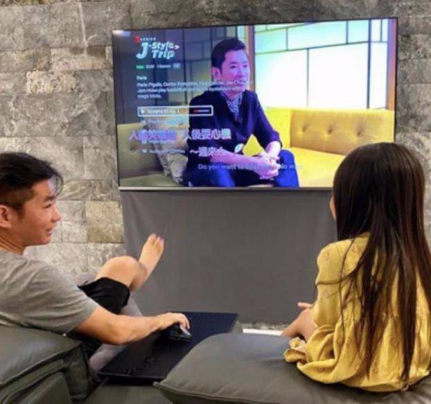 颜色|周杰伦女儿彻底开挂！才6岁就和爸爸四手联弹，穿裙装背影像妈