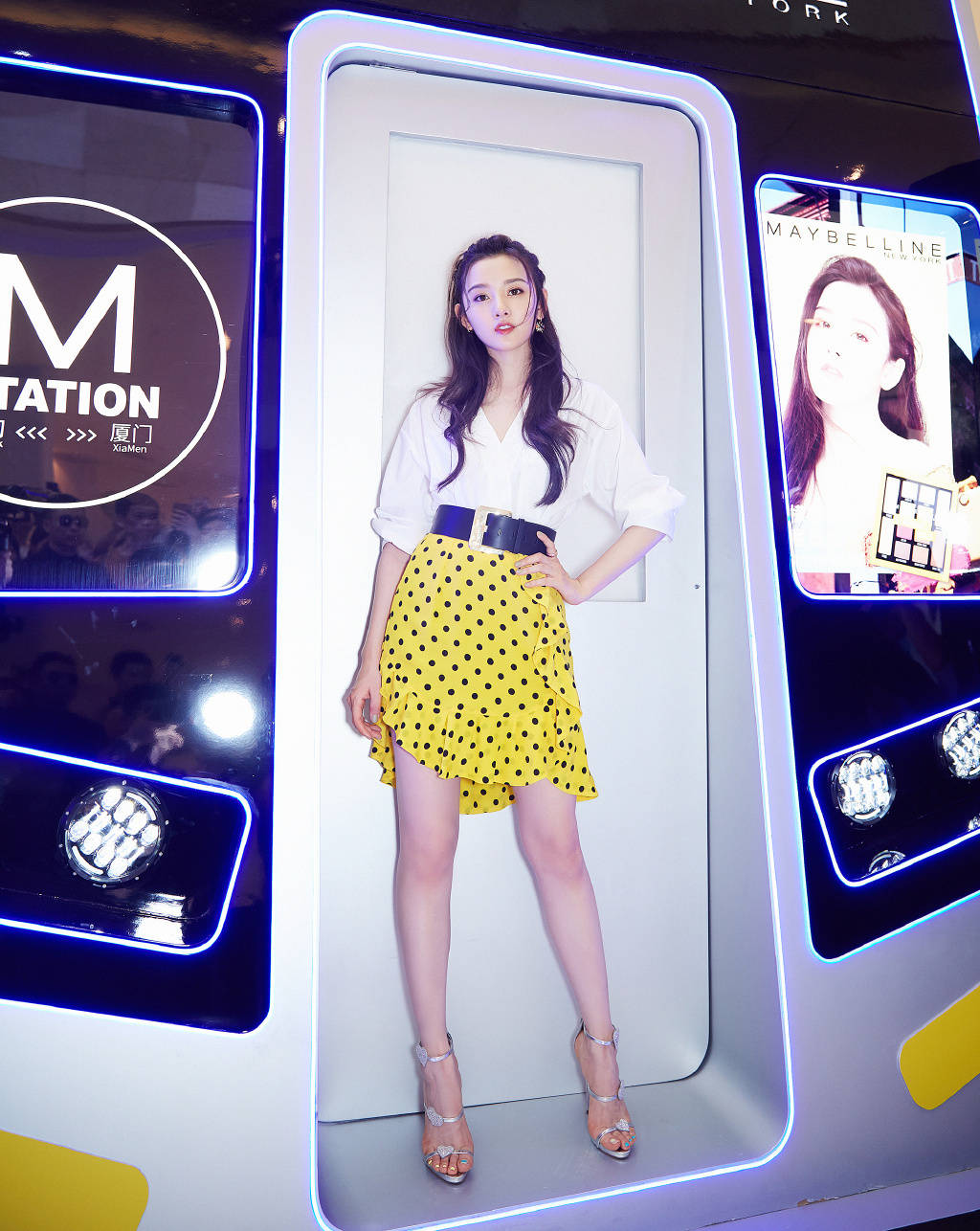 黑色|帅气少女宋祖儿，衬衫西装和小黑裙，个性时尚搭配的实力典范