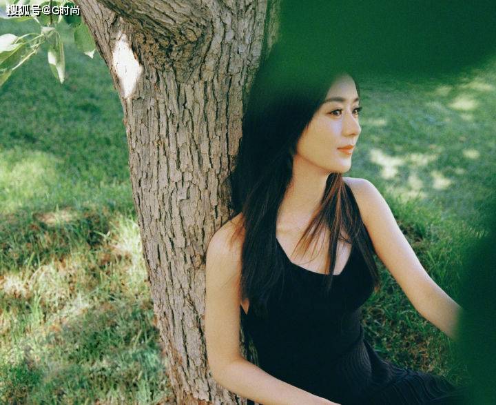 感觉|夏日出街不知道穿什么，选一条小黑裙永远不会出错，显瘦又显气质