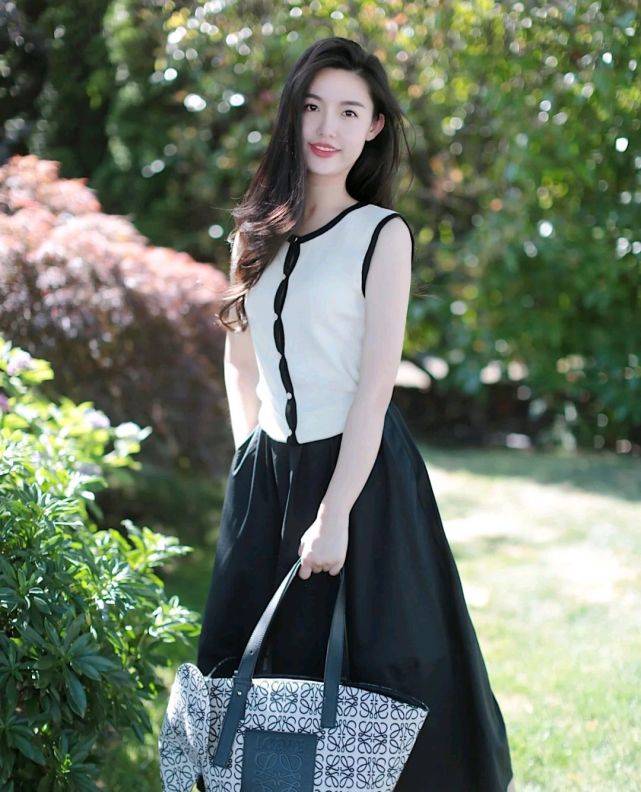 设计|怎么穿搭才能成为精致的女人？简约休闲风就很高级，值得细细品味